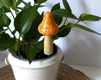 Estaca de madera para plantar setas; casita de setas para jardín de hadas, pintada a mano en amarillo, naranja y verde.