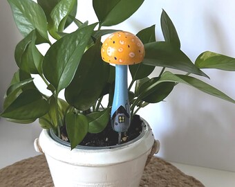 Estaca de madera para plantar hongos; hongo de jardín de hadas pintado a mano en azul y amarillo.