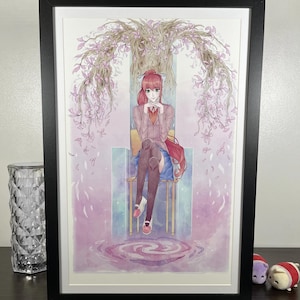 Puede incluir: Impresión artística enmarcada que presenta un personaje de estilo anime con largo cabello rojo, sentado en una silla bajo un dosel floral. La obra de arte está ambientada sobre un fondo suave, similar a una acuarela, con tonos de rosa y morado. La impresión está enmarcada en negro.