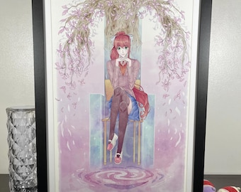Puede incluir: Impresión artística enmarcada que presenta un personaje de estilo anime con largo cabello rojo, sentado en una silla bajo un dosel floral. La obra de arte está ambientada sobre un fondo suave, similar a una acuarela, con tonos de rosa y morado. La impresión está enmarcada en negro.