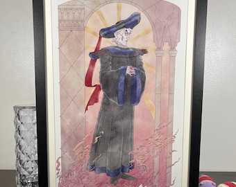 Puede incluir: Impresión artística en acuarela enmarcada de un personaje con una larga túnica y sombrero negros con una cinta roja. El fondo presenta una ventana arqueada y un diseño ardiente. La obra de arte está en un marco negro.