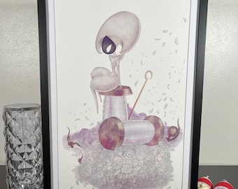 Puede incluir: Impresión artística enmarcada con una ilustración surrealista en tonos morados y blancos. La obra representa una figura abstracta con una cabeza grande y un fondo floral detallado. La impresión está en un marco negro.