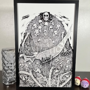 Puede incluir: Obra de arte enmarcada en blanco y negro que presenta una ilustraci&oacute;n detallada de una figura esquel&eacute;tica compuesta por numerosas calaveras y esqueletos. La obra incluye una gran guada&ntilde;a y est&aacute; sobre un fondo blanco.