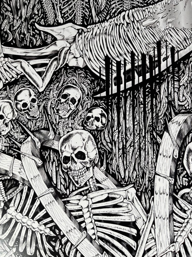 Puede incluir: Ilustraci&oacute;n detallada en blanco y negro con m&uacute;ltiples cr&aacute;neos humanos y estructuras esquel&eacute;ticas. La obra presenta una composici&oacute;n densa y en capas con intrincadas l&iacute;neas, creando un tema g&oacute;tico o macabro. Vista de cerca.