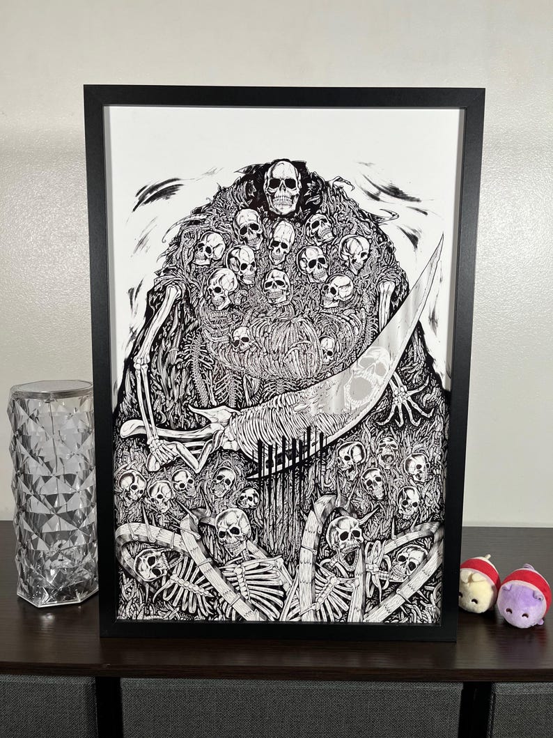 Puede incluir: Obra de arte enmarcada en blanco y negro que presenta una ilustraci&oacute;n detallada de una figura esquel&eacute;tica compuesta por numerosas calaveras y esqueletos. La obra incluye una gran guada&ntilde;a y est&aacute; sobre un fondo blanco.