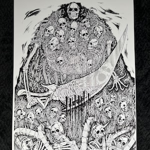 Puede incluir: Ilustraci&oacute;n en blanco y negro de una figura esquel&eacute;tica cubierta de calaveras, sosteniendo una gran espada. La obra de arte tiene un estilo g&oacute;tico detallado, con un enfoque en temas macabros y de fantas&iacute;a oscura.