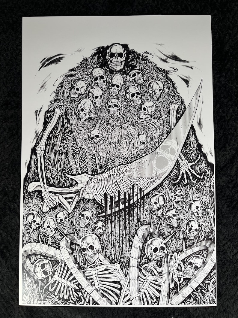 Puede incluir: Ilustraci&oacute;n en blanco y negro de una figura esquel&eacute;tica cubierta de calaveras, sosteniendo una gran espada. La obra de arte tiene un estilo g&oacute;tico detallado, con un enfoque en temas macabros y de fantas&iacute;a oscura.