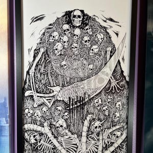 Puede incluir: Ilustraci&oacute;n en blanco y negro enmarcada que representa una figura esquel&eacute;tica con una guada&ntilde;a, rodeada de numerosas calaveras. La ilustraci&oacute;n g&oacute;tica tiene una est&eacute;tica oscura y ominosa. La obra de arte est&aacute; enmarcada en un marco negro.