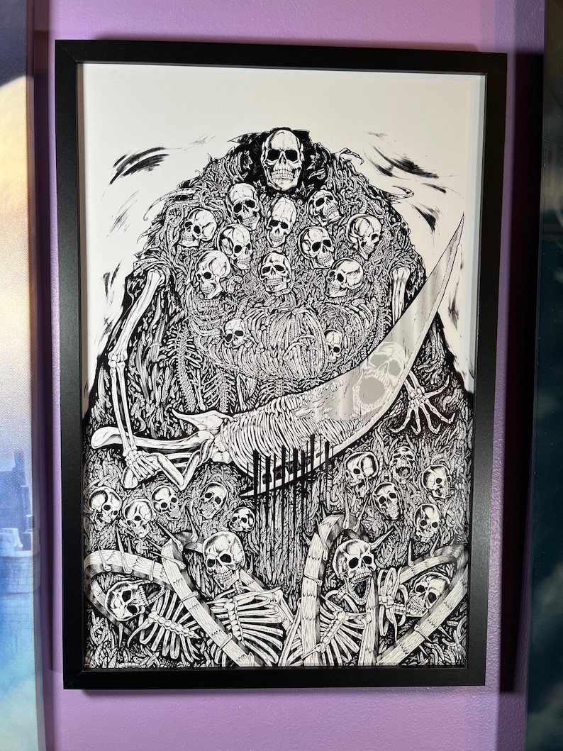 Puede incluir: Ilustraci&oacute;n en blanco y negro enmarcada que representa una figura esquel&eacute;tica con una guada&ntilde;a, rodeada de numerosas calaveras. La ilustraci&oacute;n g&oacute;tica tiene una est&eacute;tica oscura y ominosa. La obra de arte est&aacute; enmarcada en un marco negro.