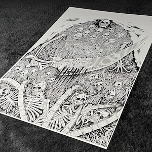 Puede incluir: Ilustraci&oacute;n en blanco y negro que representa una figura esquel&eacute;tica con m&uacute;ltiples calaveras y una gran cuchilla. La obra de arte tiene un detallado trabajo de l&iacute;neas y la palabra "DEATH" es visible en el centro.