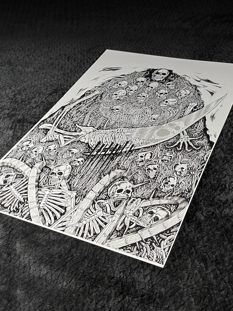 Puede incluir: Ilustraci&oacute;n en blanco y negro que representa una figura esquel&eacute;tica con m&uacute;ltiples calaveras y una gran cuchilla. La obra de arte tiene un detallado trabajo de l&iacute;neas y la palabra "DEATH" es visible en el centro.