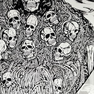 Puede incluir: Ilustraci&oacute;n en blanco y negro con m&uacute;ltiples calaveras. Las calaveras est&aacute;n intrincadamente detalladas, con dientes y cuencas de los ojos visibles. La obra de arte tiene un tema g&oacute;tico o macabro, con un fondo denso y texturizado.