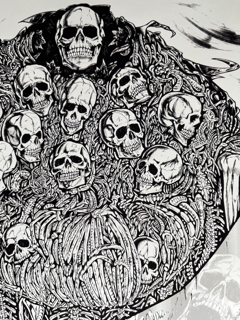 Puede incluir: Ilustraci&oacute;n en blanco y negro con m&uacute;ltiples calaveras. Las calaveras est&aacute;n intrincadamente detalladas, con dientes y cuencas de los ojos visibles. La obra de arte tiene un tema g&oacute;tico o macabro, con un fondo denso y texturizado.