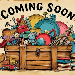 以下が含まれることがあります： おもちゃ、道具、食器がいっぱい詰まった木製の箱のイラスト。テディベアと小さなおもちゃのワゴンが箱の前にあります。「COMING SOON」の文字が、箱の上に大きく太字で書かれています。