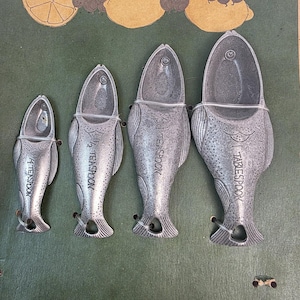 Vintage Old World Fish Measuring Spoon Set & Wall Rack Metal 4pc 11087 NOS New