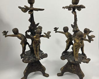 Paar antike französische Rokoko-Kerzenständer aus Bronze mit Puttenmotiven, Altardekoration, 30 cm hoch