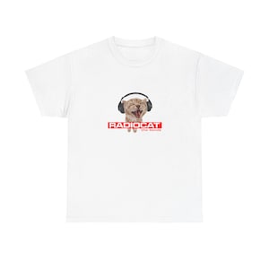 Peut inclure: T-shirt blanc avec un chat portant un casque audio et le texte "RADIOCAT the bends" dans un rectangle rouge. Le chat a la bouche ouverte, comme s'il chantait. Le motif est centré sur le t-shirt.