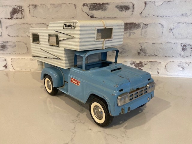 1960s Vintage Red and Blue Jeep Gladiator 20oz Insulated Bottle 1960s Vintage Red and Blue Jeep Gladiator 20oz Insulated Bottle