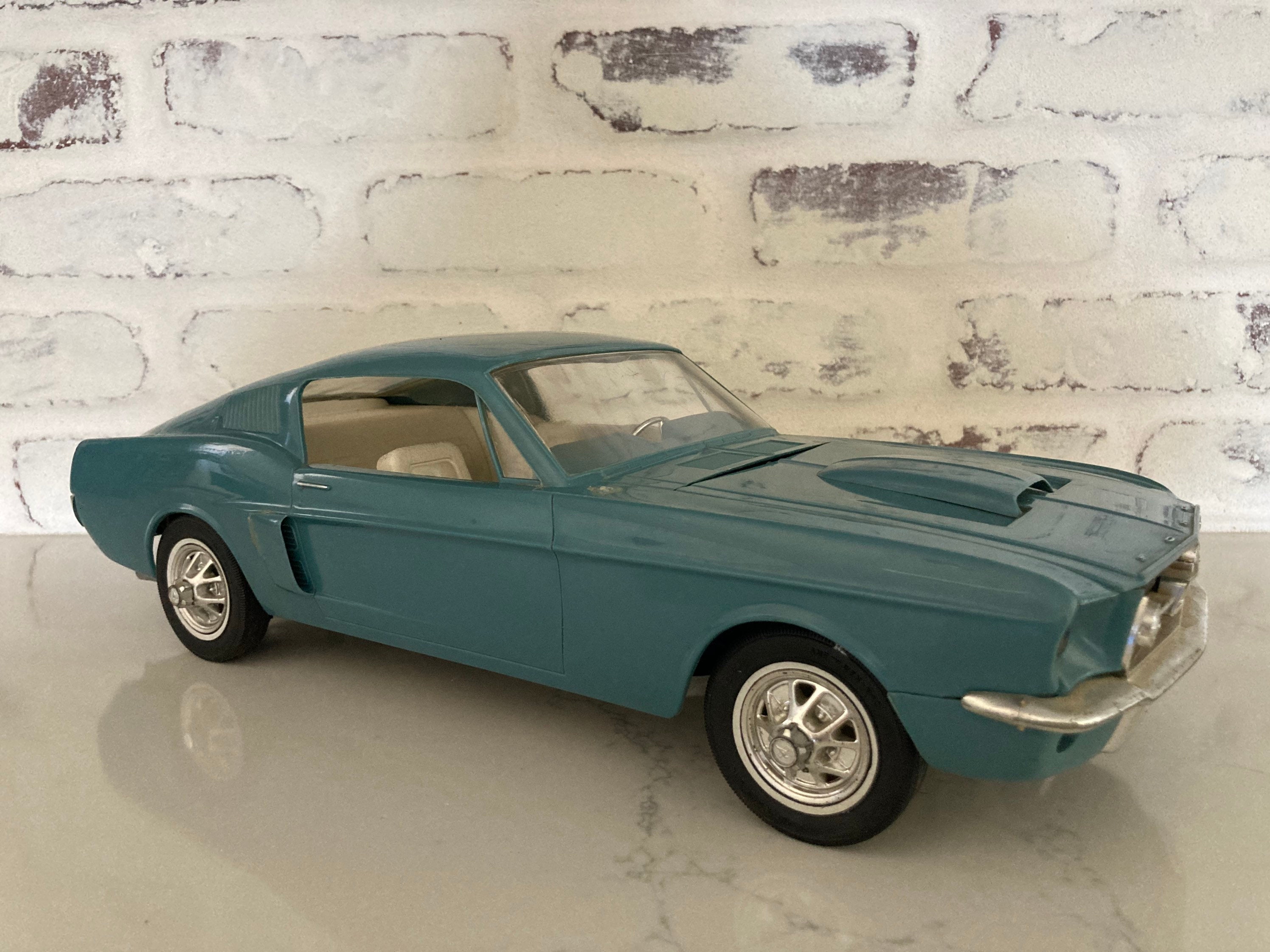 Miniature Ford Mustang Fastback rouge 1967 - francis miniatures