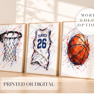 Könnte beinhalten: Drei gerahmte Wandkunstdrucke mit Basketballmotiven im Aquarellstil mit roten und blauen Spritzern. Der linke Druck zeigt einen Basketballkorb, der mittlere ein weißes Trikot mit TANNER 26 und der rechte einen Basketball.
