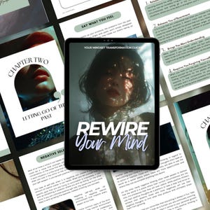 K&ouml;nnte beinhalten: Ein digitales Tablet mit einem Selbsthilfe-Ratgeber mit dem Titel "Rewire Your Mind". Das Cover zeigt das Gesicht einer Frau mit Lichteffekten. Umgebende Seiten enthalten Text und Bilder, mit Kapiteltiteln wie "Letting Go of the Past."