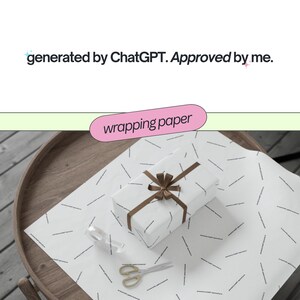 Peut inclure: Un cadeau blanc emballé dans du papier blanc à motifs de tirets noirs, noué avec un ruban marron. L'image comprend des ciseaux, du ruban adhésif et le texte "wrapping paper" et "generated by ChatGPT. Approved by me."