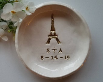 Piatto di fidanzamento personalizzato per matrimonio Regalo per coppie Torre Eiffel con lettere d'oro Piatto per anello in ceramica ricordo Regalo di nozze Conservazione di gioielli