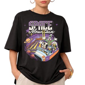 PNG di Topolino e i suoi amici Space Mountain, grafica del parco a tema Pluto con Paperino e Pippo, montagne russe in stile cartone animato retrò, file digitale per le vacanze Disney