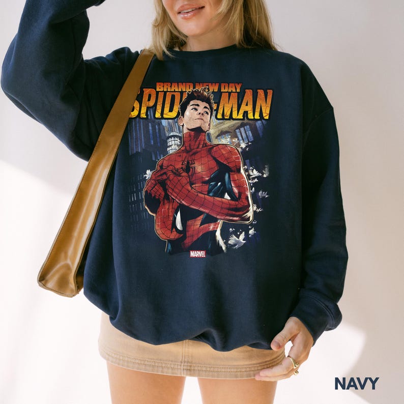 Pu&ograve; includere: Felpa blu navy con grafica di Spider-Man e la scritta "BRAND NEW DAY SPIDER-MAN" in giallo e arancione. Il logo Marvel &egrave; in basso. La felpa &egrave; a maniche lunghe e girocollo.