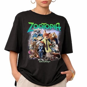 Puede incluir: Camiseta negra con el t&iacute;tulo "Zootopia" en verde y azul. La camiseta muestra un grupo de personajes de la pel&iacute;cula animada, con "Walt Disney's" impreso debajo de la imagen.