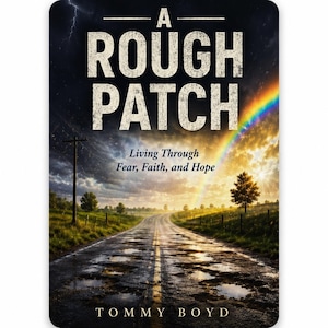 Peut inclure: Une couverture de livre intitulée A ROUGH PATCH: Living Through Fear, Faith, and Hope par Tommy Boyd. L'image montre une route mouillée et pleine de nids-de-poule s'étendant vers un horizon avec un arc-en-ciel, des nuages sombres et un poteau.