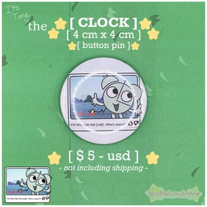 Könnte beinhalten: Ein weißer Button-Pin mit einer Cartoon-Uhr-Figur aus "It's Time for the [1:00] - Who's Jason?". Der Pin ist 4 cm x 4 cm groß. Der Hintergrund ist grün mit gelben Sternakzenten. Der Text "It's Time for the [1:00] - Who's Jason?" ist sichtbar.
