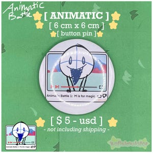 Könnte beinhalten: Ein weißer Button-Pin mit einem Cartoon-Charakter-Design auf einem Bildschirm, mit dem Text "Animatic Battle 1: M is for magic". Der Pin ist 6 cm x 6 cm groß.