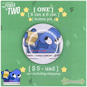 Könnte beinhalten: Ein runder Button-Pin, 6 cm x 6 cm, mit einem blauen Cartoon-Charakter, der ein Dokument hält, mit dem Text "BFDETPOT 12: What's Up Bell's String?" auf weißem Hintergrund. Auf grünem Hintergrund mit Sternen.