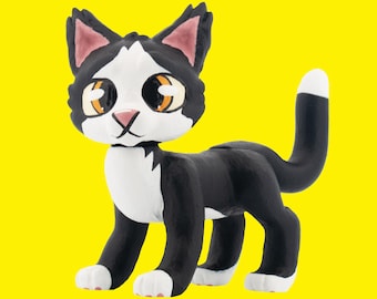 Könnte beinhalten: Stilisierte Figur einer Katze mit schwarz-weißen Markierungen, die auf allen Vieren steht. Die Katze hat große, ausdrucksstarke Augen mit orangefarbenen und gelben Iris, rosa Ohren und einen weißspitzigen Schwanz. Der Hintergrund ist einfarbig gelb.
