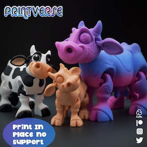 以下が含まれることがあります： さまざまな色の3Dプリントされた牛のフィギュアが3つ。1つは白と黒、もう1つはタン、そして一番大きいのは紫と青です。画像には「PRINTVERSE」と「Print in Place no support」という文字が含まれています。
