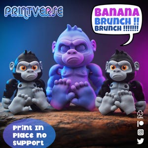 Può includere: Tre figurine di gorilla dei cartoni animati in tonalità blu, nere e grigie. Il gorilla centrale è azzurro, affiancato da due gorilla neri e grigi. Un fumetto dice "Banana Brunch !! Brunch !!!!!!". Il testo "Print In Place no support" è in basso.