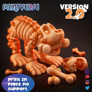 Puede incluir: Modelo de esqueleto de dinosaurio impreso en 3D de color naranja claro con un hueso en la boca. El modelo está rodeado de huesos sueltos y el texto "Print in Place no support". También se ven las palabras "Printverse" y "Version 2.0".