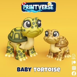 Puede incluir: Dos figuras de tortuga estilo dibujos animados con ojos grandes y piel manchada. La tortuga más grande es de color verde oliva y amarillo, mientras que la más pequeña es de color tostado y marrón. El texto PRINTVERSE y BABY TORTOISE sobre fondo amarillo.