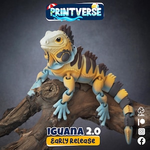 Può includere: Una statuetta di iguana articolata multicolore con segmenti gialli, azzurri e marrone scuro. La creatura presenta una pelle testurizzata, una lunga coda segmentata e spine prominenti lungo la schiena. Il testo recita PRINTVERSE IGUANA 2.0 EARLY RELEASE.