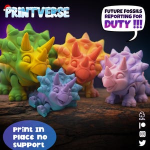 Op de afbeelding: Een groep kleurrijke triceratops dinosaurusbeeldjes in groen, geel, oranje, blauw en paars. De afbeelding bevat de tekst "PRINTVERSE" en "FUTURE FOSSILS REPORTING FOR DUTY !!!". De beeldjes zijn ontworpen om 3D te worden geprint.