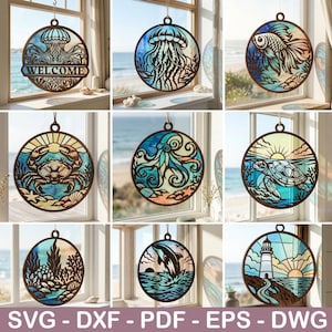 Puede incluir: Una colección de adornos redondos de madera para ventanas, estilo vidriera, con motivos de vida marina y escenas costeras. Los diseños incluyen una medusa con "WELCOME", un cangrejo, una tortuga, un delfín y un faro. Cada pieza tiene un lazo para colgar.