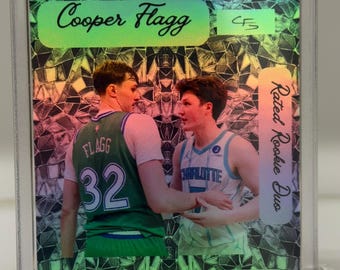 Cooper Flagg & Kon Knuppel (Rated Rookie Duo) Benutzerdefinierte Neuheit Faksimile Auto Schwarz / Weiß Buntglas Refraktor Sportkarte