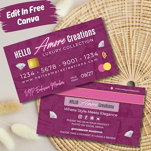 Peut inclure: Deux cartes de visite Amore Creations avec un fond violet et du texte blanc. Les cartes ont un design de carte de crédit avec le texte "HELLO Amore Creations LUXURY COLLECTION" et une adresse de site Web. Les cartes ont également le texte "VIP Exclusive Member".