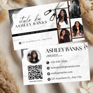 Peut inclure: Cartes de visite avec un design marbré, affichant le texte "Style by Ashley Banks" et "Hair Artist". Les cartes incluent les coordonnées, un code QR et des images de coiffures. Services: pose de perruques, tissages et tresses.