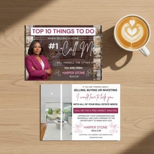 Puede incluir: Dos tarjetas de visita y una taza de café con arte latte sobre una superficie de madera. La tarjeta superior dice "Top 10 Things To Do" y "Call Me" con la información de contacto de un agente inmobiliario. La tarjeta inferior tiene texto sobre servicios inmobiliarios.