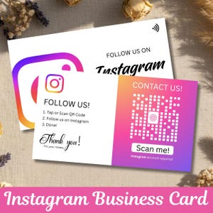 Könnte beinhalten: Weiße Instagram-Visitenkarte mit dem Instagram-Logo. Die Karte enthält den Text "Folgen Sie uns auf Instagram" und "Folgen Sie uns!" mit Anweisungen. Eine kleinere Karte hat einen QR-Code und den Text "Scannen Sie mich!"