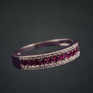 Anello con fascia in rubino rosa taglio rotondo, anello con fascia dell'eternità a tre file di diamanti in oro bianco 14k, fede nuziale con incastonatura a canale da donna, regalo per lei