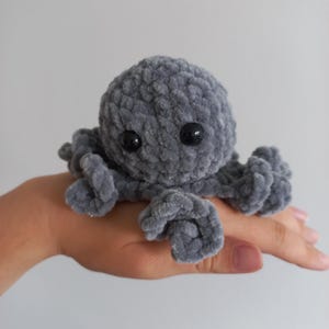 Pulpo gris amigurumi: tu compañero de viaje