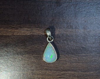 Regenboog Ethiopische opaalhanger, druppelvormige sterlingzilveren boho-sieraden